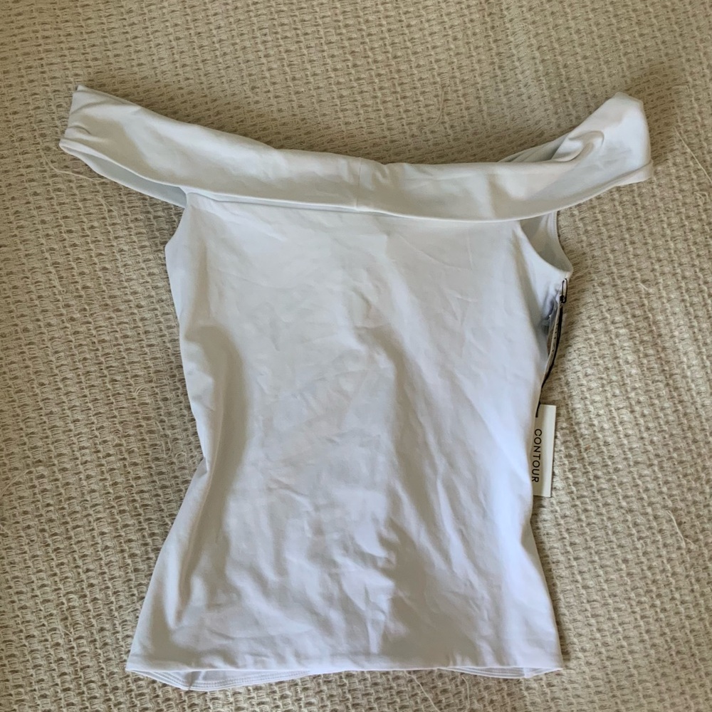 NWT Aritzia Contour Twist Off Shoulder White Top Babaton Blouse Going Out - Picture 3 of 8